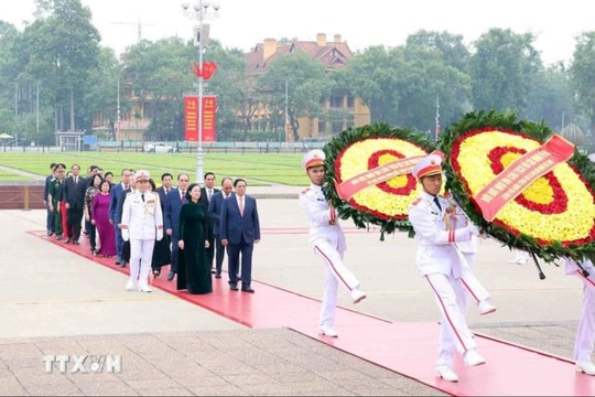 Lãnh đạo Đảng, Nhà nước vào Lăng viếng Bác nhân dịp 70 năm Chiến thắng Điện Biên Phủ