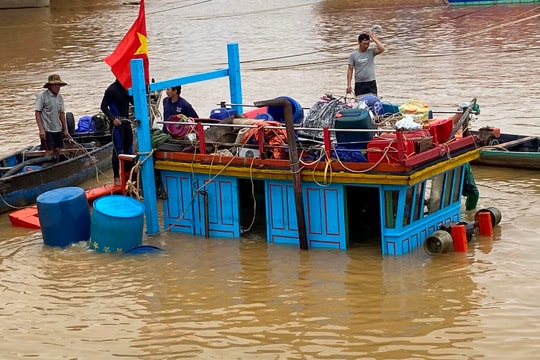 4 tàu đánh cá gặp nạn trên biển, nhiều ngư dân mất tích