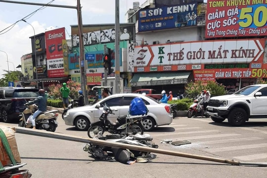 Đang chạy xe, người phụ nữ bị cột đèn chiếu sáng đè phải nhập viện