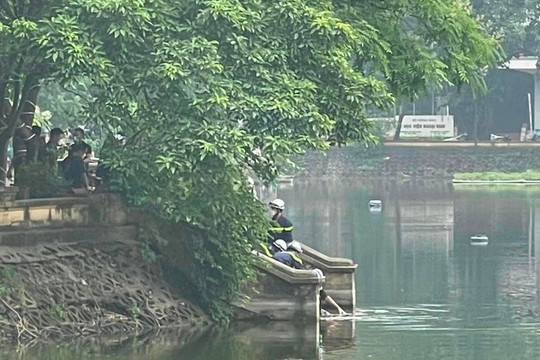 Hà Nội: Phát hiện thi thể nạn nhân nữ đeo ba lô có gạch dưới hồ Láng