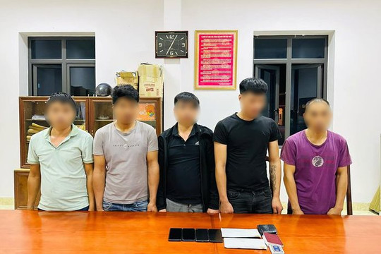 Bắt quả tang 5 đối tượng đánh bạc bằng hình thức ba cây