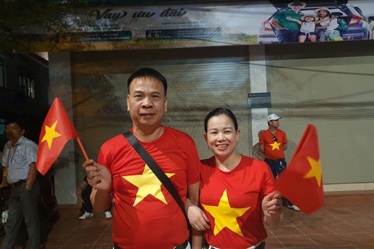 Người dân dậy sớm, háo hức chờ xem diễu binh, diễu hành