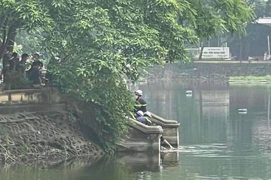 Phát hiện nữ sinh viên nổi ở hồ Láng