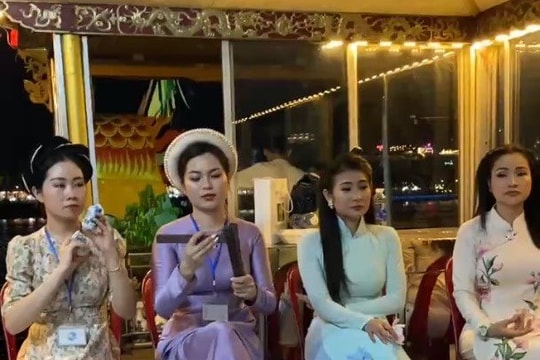 Mặc áo dài truyền thống khi biểu diễn ca Huế
