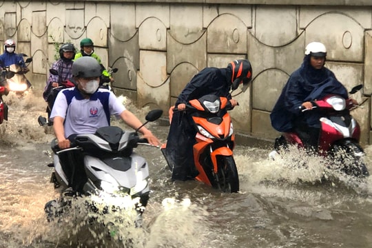 Hầm chui trước bến xe Miền Đông mới ngập nặng sau trận mưa lớn