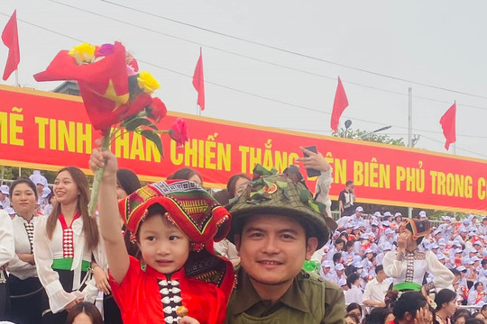 “Em bé tượng đài Điện Biên” bất ngờ gây sốt cộng đồng mạng