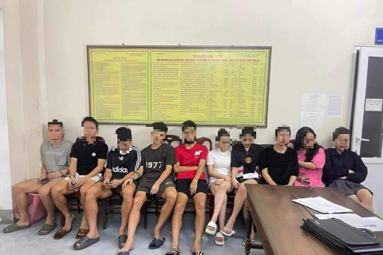 5 cầu thủ sử dụng ma túy cùng 5 cô gái