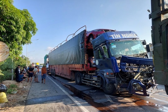 Va chạm giao thông liên hoàn ở Quảng Bình, một tài xế bị thương nặng