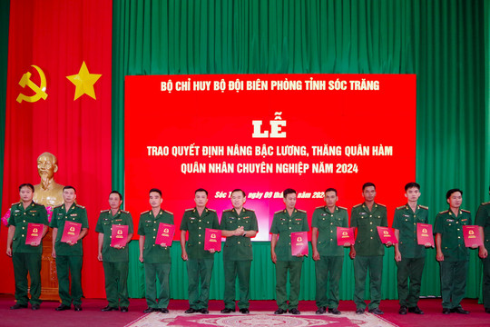 Trao quyết định nâng lương thăng quân hàm quân nhân chuyên nghiệp đợt 1/2024