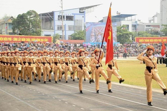 Hình ảnh khối nữ CSGT trong lễ kỷ niệm diễu binh, diễu hành 70 năm Chiến thắng Điện Biên Phủ