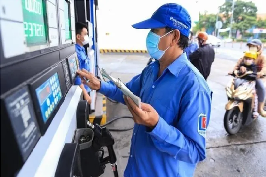 Giá xăng giảm mạnh hơn 1.400 đồng/lít