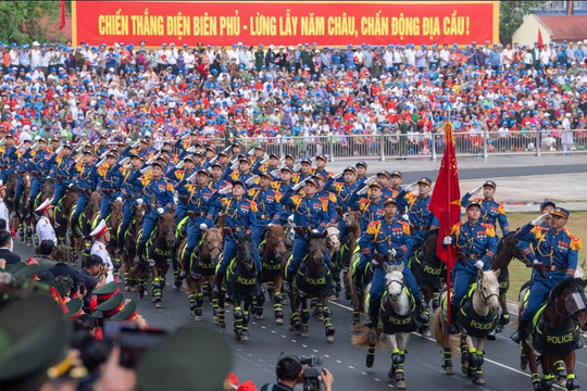 Khối cảnh sát phòng cháy chữa cháy ; khối cảnh sát cơ động kỵ binh tại lễ kỷ niệm chiến thắng Điện Biên ngày 7/5/2024