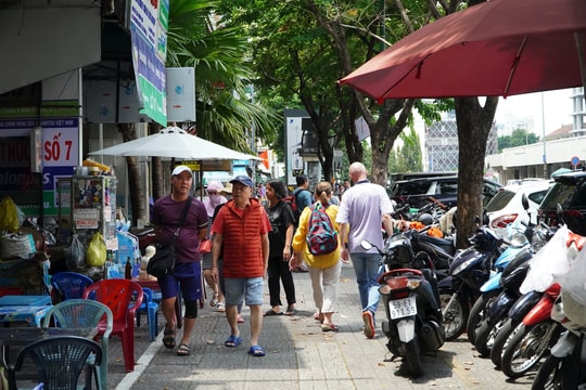 TP.HCM: 11 tuyến đường đầu tiên bắt đầu thu phí vỉa hè