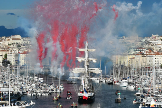 Ngọn lửa Olympic cập cảng Marseille