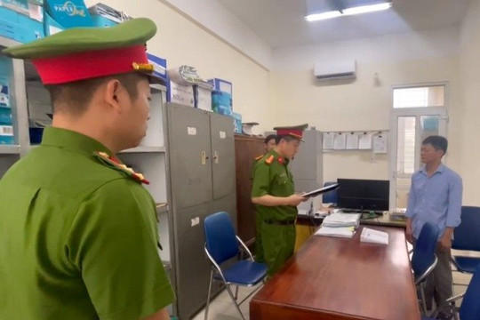 Kế toán cùng nguyên Chủ tịch xã xộ khám