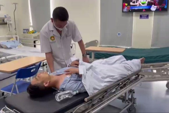 Lai Châu: Tài xế xe khách bị hành hung đã được chuyển xuống Bệnh viện Quân y 103 phẫu thuật