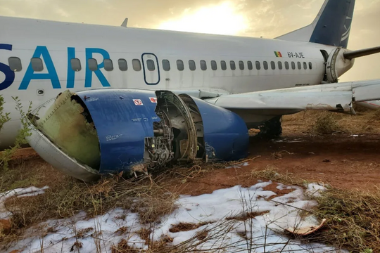 Máy bay Boeing bốc cháy, trượt khỏi đường băng