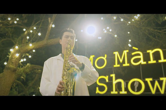 Việt Anh thổi Saxophone trong phim “Những nẻo đường gần xa”