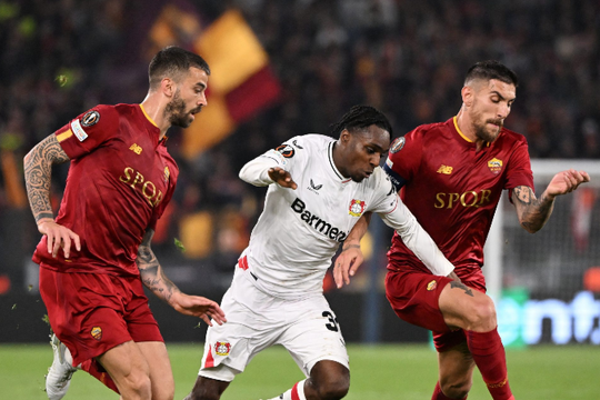 Leverkusen vào chung kết Cúp C2 Châu Âu theo cách khó tin