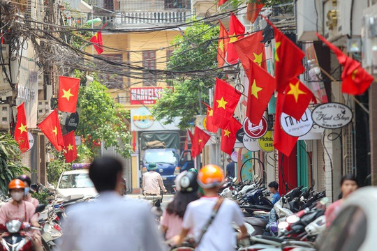 Hà Nội tặng mỗi gia đình một lá cờ Tổ quốc