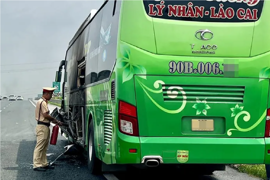 Xe khách bốc cháy trên cao tốc Pháp Vân - Cầu Giẽ
