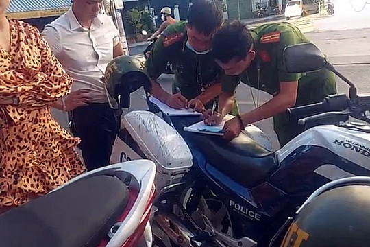 Đỗ xe sai quy định, gian dối nói “có chồng họp Tỉnh ủy”