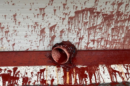 Căn nhà ở TP. HCM liên tục bị tấn công bằng “bom sơn”