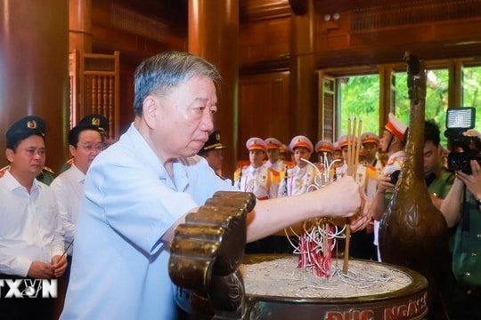 Bộ trưởng Bộ Công an Tô Lâm dâng hương tưởng niệm Chủ tịch Hồ Chí Minh