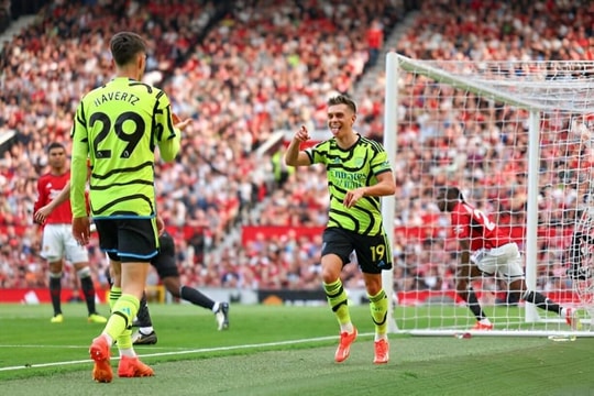 Arsenal thiết lập những cột mốc lịch sử ngay tại Old Trafford