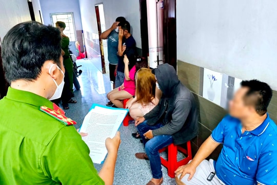 Bắt quả tang ba đôi nam nữ mua bán dâm trong nhà nghỉ