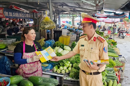CSGT Cao Bằng tuyên truyền Luật Giao thông đường bộ cho Nhân dân