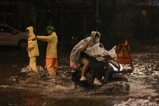 Mưa lớn kéo dài, nhiều tuyến phố Hà Nội ngập sâu