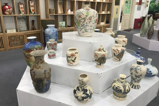 Khai mạc Triển lãm các sản phẩm thủ công mỹ nghệ, OCOP, ngành gốm sứ - sơn son thiếp vàng