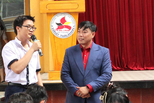 Học sinh tìm hiểu lịch sử thương mại TP.HCM và lối sống xanh