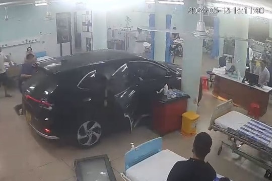 Ô tô lao thẳng vào phòng cấp cứu, nhiều người hoảng sợ bỏ chạy
