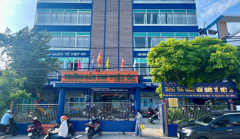 Bé trai 5 tuổi bị cô giáo Trường MN Việt Úc 'quờ tay' làm bầm tím má