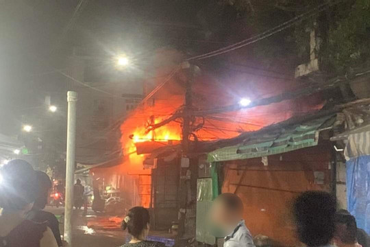 Đồng Nai: Lửa bùng phát dữ dội tại hai gian hàng bán giày dép