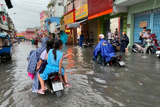 TP.HCM ngập nặng sau mưa lớn, người dân đẩy xe la liệt trên đường