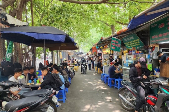 Vô tư lấn chiếm lòng đường để bán hàng