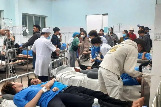 Đình chỉ ngay bếp ăn làm gần 100 người nghi ngộ độc