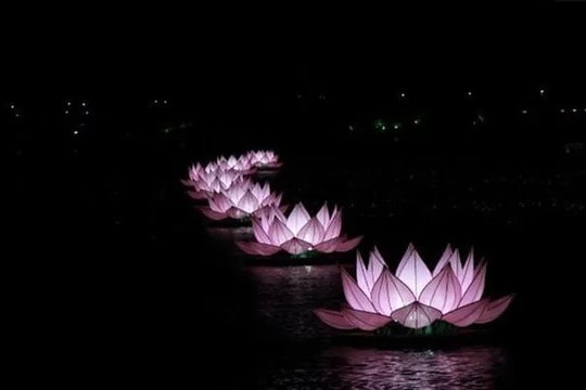 Thắp sáng 7 hoa sen trên sông Hương