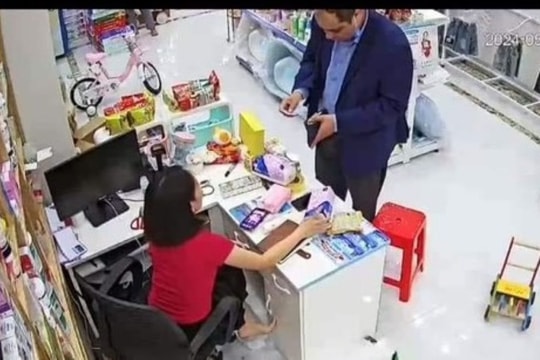 Nhóm người nước ngoài vờ đổi tiền để trộm cắp, lừa đảo