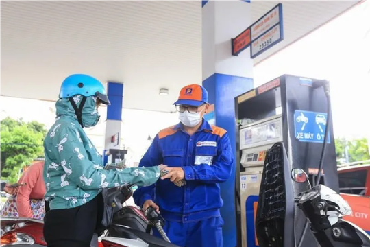 Giá xăng tiếp tục giảm hơn 500 đồng/lít