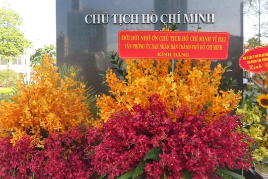 TP.HCM: Dâng hương, dâng hoa tưởng niệm Chủ tịch Hồ Chí Minh