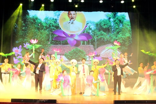 Khai mạc Liên hoan tiếng hát Làng Sen năm 2024