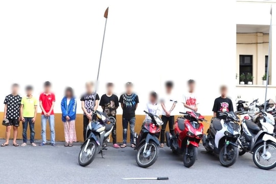 Cầm hung khí gây náo loạn đường phố