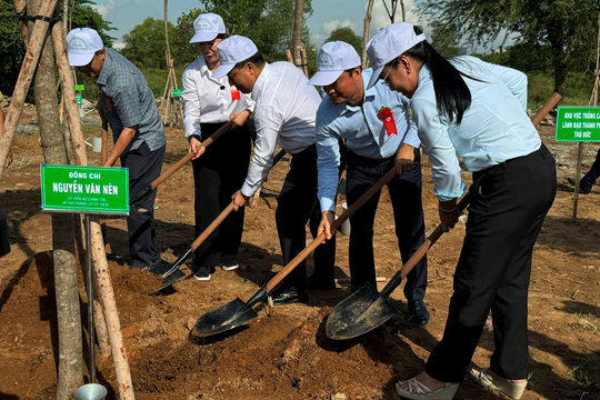 Phát động trồng cây đời đời nhớ ơn Bác Hồ tại TP.HCM