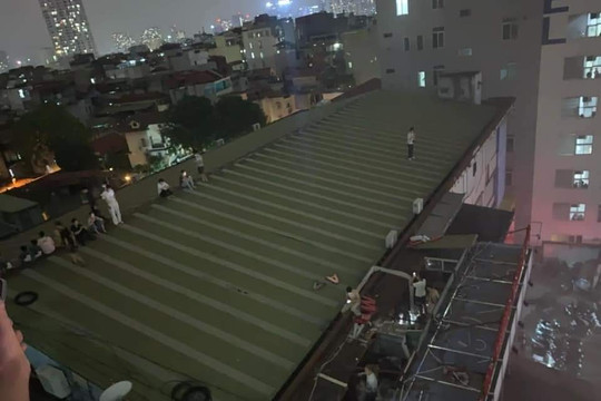 Hà Nội: Cháy tòa nhà 4 tầng khiến nhiều người trèo lên mái nhà để thoát thân