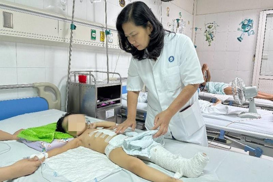 Cứu sống bé 3 tuổi nguy kịch do bị xe công nông cán qua người