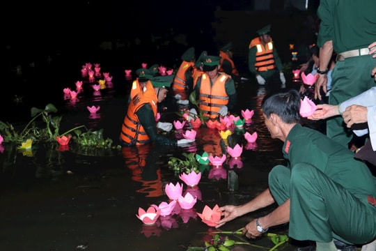 Dòng sông Long Khốt lung linh hoa đăng tưởng nhớ Anh hùng liệt sĩ